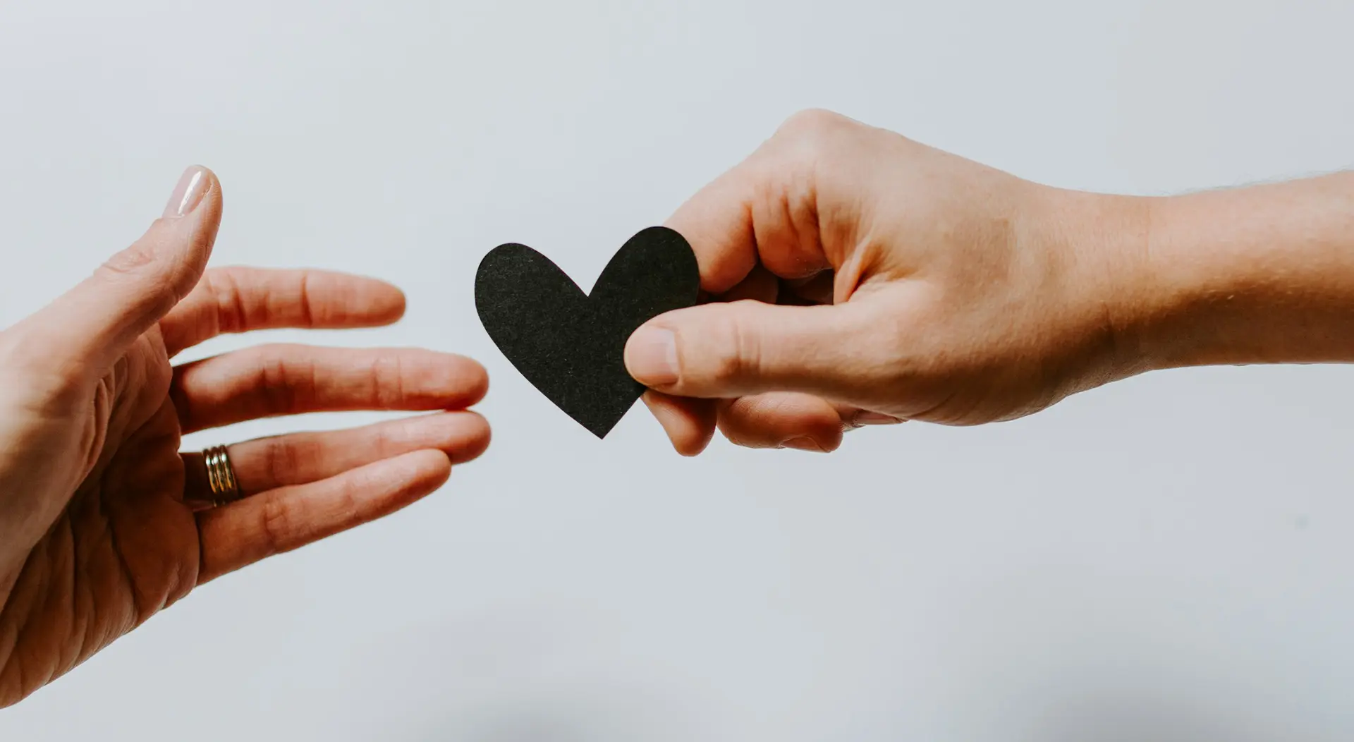 Hombre entregando a una mujer un corazón